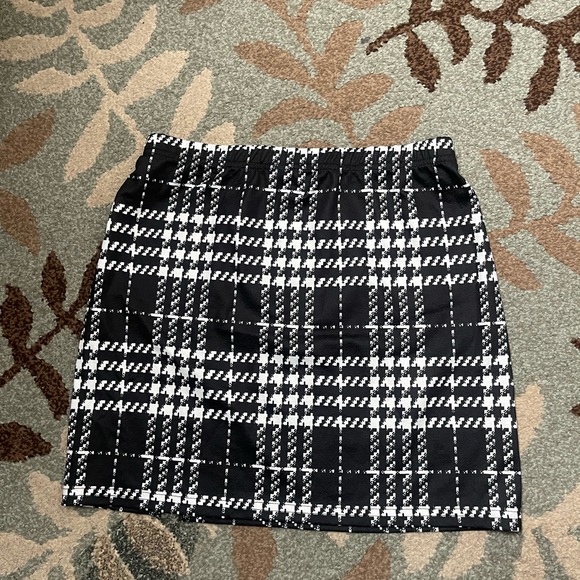PLAID MINI SKIRT - Picture 2 of 3